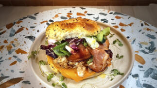 Menú de bagel o bocadillo en el centro